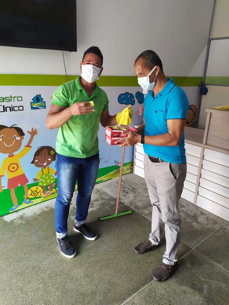 Camacã: Prefeito Paulo do Gás recebe funcionários com bombons
